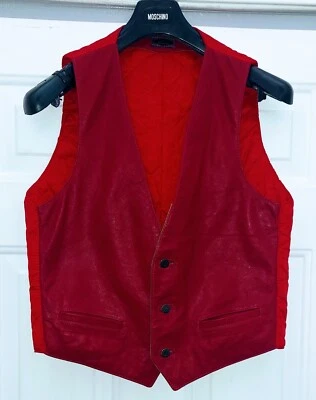 COLETE MASCULINO JOHNNY COURO VERMELHO FRENTE 4 BOTÕES CINTURA TAMANHO S FEITO EM FLORENÇA ITÁLIA - Imagem 1 de 4
