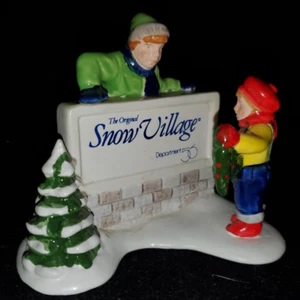 Department 56 Navidad: LETRERO NIÑOS DECORANDO EL PUEBLO / 1989 Retirado (PS) - Imagen 1 de 9
