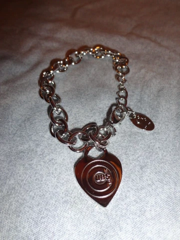 CHICAGO CUBS HEART CHARM BRACELET SILVER / CHROME NEW MLB Cover