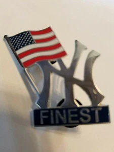 YANKEE FINEST CON PIN CONMEMORATIVO BANDERA - Imagen 1 de 1