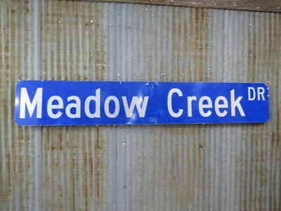 Auténtico Letrero de Metal Usado 9 X 54 pulgadas Aluminio DEEP CREEK Cabina Tiki Bar (20C) Foto 1 de 4