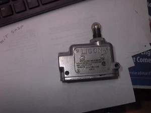 NEW OLD STOCK LICON LIMIT SNAP SWITCH # 30-7300090 - Picture 1 of 3