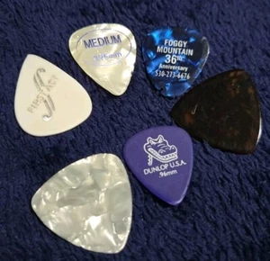 6 Various Guitar Picks - Picture 1 of 2