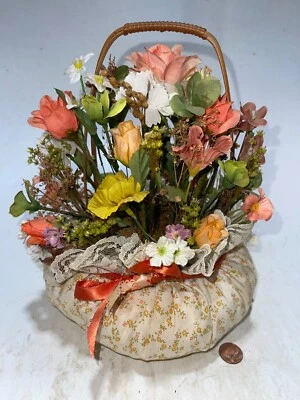 Arreglo floral en una cesta con parte inferior cubierta de tela rellena de poliéster Foto 1 de 3