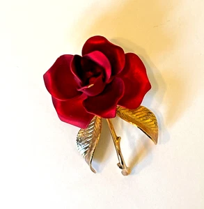 Broche Cerrito Chapado en Oro Esmalte Rosa Símbolo de Amor De Colección Flor Roja Prendedor Firmado - Imagen 1 de 7
