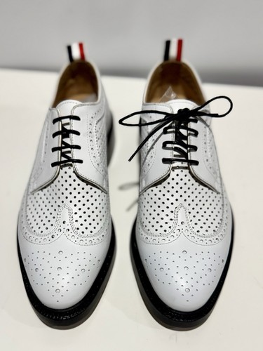 Brogue Thom Browne ala lunga con pelle alcuni e pelle di vitello morbida traforata.