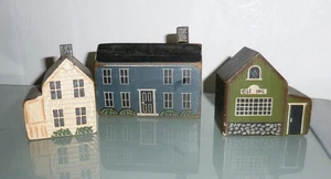 SET 3 FIGURINE VINTAGE USA IN LEGNO DIPINTE A MANO EDIFICI URBANI DESIGN NR - Foto 1 di 5