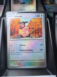 Miltank (patrón Poke Ball) 081/131 Sv: Prismatic Evolutions Holo - Imagen 1 de 1