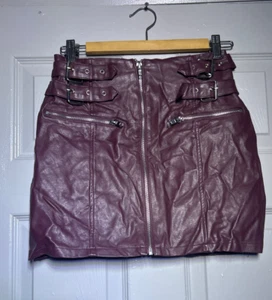 Forever 21 miniskirt size small burgundy faux leather zipper and buckle accents - Afbeelding 1 van 7