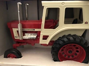1/16 International 1468 White Cab, ERTL V8 Series Tractor New In Pristine Box - Picture 1 of 8