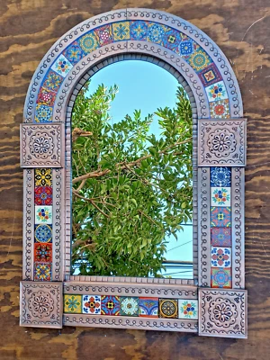 Espejo de hojalata perforado arqueado 33" hecho a mano arte popular mexicano decoración de pared grande Foto 1 de 4