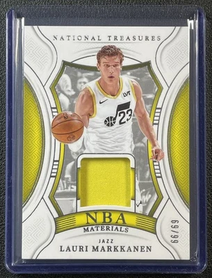 CAMISETA LAURI MARKKANEN 2024-25 PANINI TESOROS NACIONALES #15 MATERIALES NBA 69/99 Foto 1 de 2