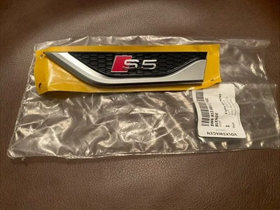 Emblema 2018-2025 Audi S5 Sportback Fender 8W6853601CPUZ - Imagem 1 de 4