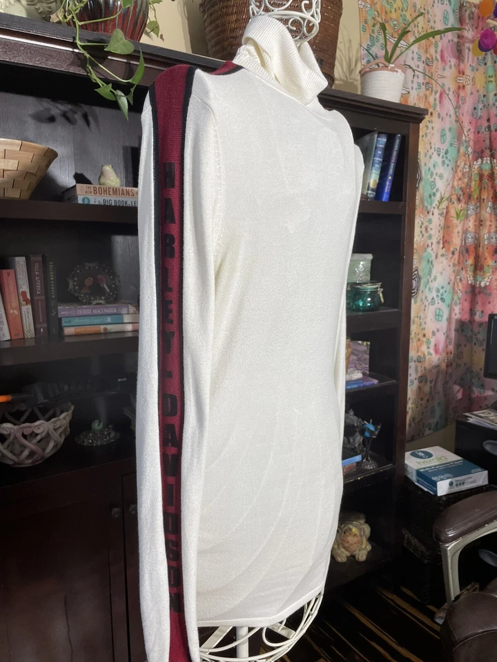 Suéter Harley Davidson Tejido Cuello Alto Nombre y Rayas en Mangas Crema Talla XS Foto 1 de 4