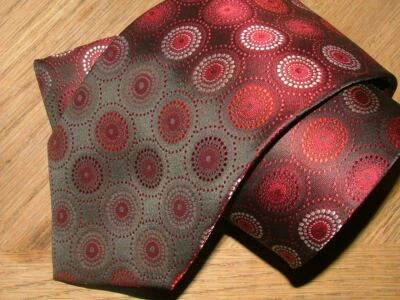 NUEVO WT $39.99 MARCA Q CORBATA Y PAÑUELO DE BOLSILLO 100% MICROFIBRA ROJO GEOMÉTRICO #100 Foto 1 de 4