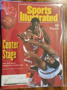 Hakeem Olajuwon "Center Stage" Houston Rockets, May 17, 1993 Sports Illustrated - Bild 1 von 1