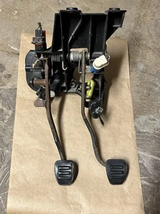 2005 2006 2007 2008 2009 OEM Ford Mustang MANUAL Pedal Assembly OEM USED - Picture 1 of 18