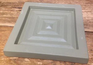 Fishel Collezione Ceramica Pesante Piatto Caldo Quadrato Verde Salvia Aiuto? Vintage - Foto 1 di 3