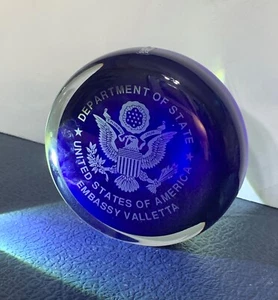 Pisapapeles Mdina Glass Malta azul cobalto Departamento de Estado de Estados Unidos Valletta grabado - Imagen 1 de 11