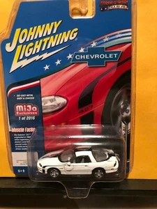 Chevrolet Camaro ZL1 Johnny Lightning 2002 1/64 blanco exclusivo a Mijo - Imagen 1 de 2