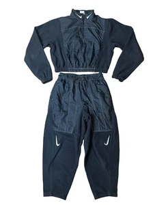 Nike Swoosh Plüsch 1/4 Cropped Jacke Curve Schwarz Hose Pants Set Größe Small - Bild 1 von 9