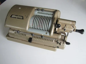 Ancienne calculatrice mécanique Triumphator CRN2 — Vintage mechanical calculator - Photo 1/12