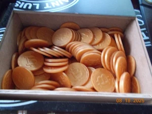 Lot of 125 Plastic 1-1/2" D. Plastic Game Discs in Wooden SLR Cigar Box - Picture 1 of 4