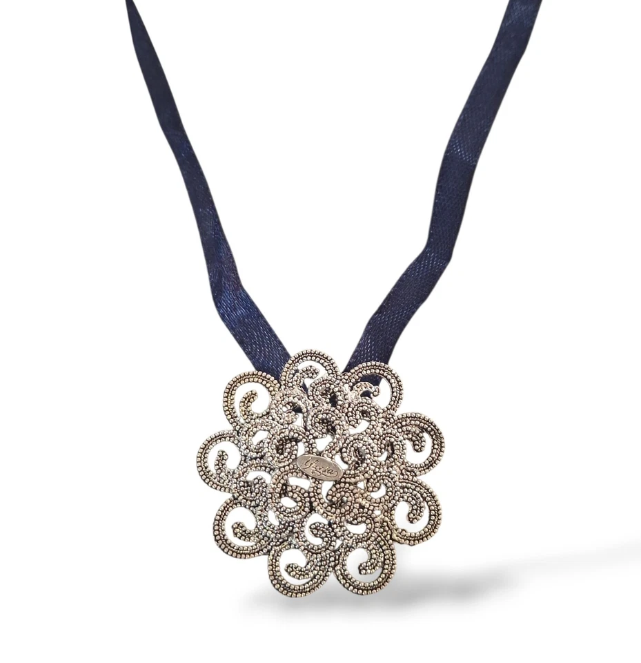 Collana Donna con Pendente Fiore Artigianato Sardo in Argento con Tessuto Raso - Immagine 1 di 3