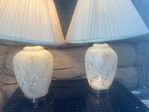 Vintage Twin 3-Wege Milchglas Lampen mit Gold & Elfenbein erhabenem appliziertem Blumendesign - Bild 1 von 11