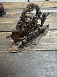 Vintage Cast Iron Cherub Napkin / Letter Holder Ornate metal Victorian Style - Picture 1 of 10