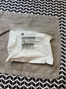 OEM Mopar Suspension Control Arm Bolt-Base, VIN: 0 Mopar 6508628AA lot of 2 - Foto 1 di 3
