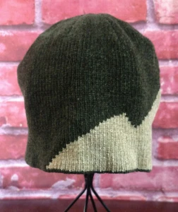 Gorro PUGS GEAR verde tostado diseño único, talla O/S pequeño 100 % acrílico usado - Imagen 1 de 5
