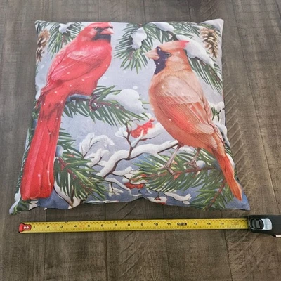 Almohada reversible temática Briarwood Lane Cardinal con diseño de espalda a cuadros Foto 1 de 3