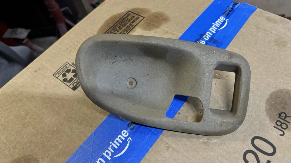 1998-2004 Chevy S-10 Blazer GMC Sonoma Jimmy Passenger Door Handle Trim Brown - Image 1 of 1