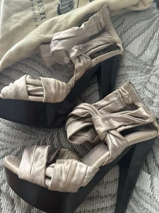 Raro Burberry satinado plataforma tacones talla UK 5 rosa - Imagen 1 de 7