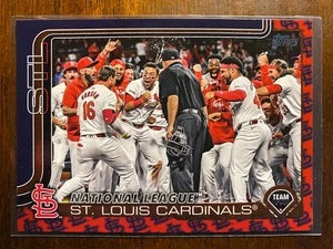 2025 Topps Serie 2 Cardenales de San Luis #461 Equipo Color Borde Variación - Imagen 1 de 2