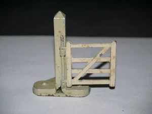 FIGURINE FERME EN PLOMB BF POTEAU D'ANGLE AVEC 1 PORTE - Picture 1 of 2