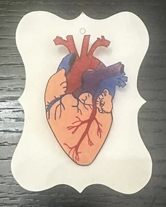 Broche Pinback Hecho a Mano Dibujado Anatómico Corazón Encogible Dink - Imagen 1 de 1