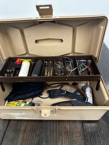 Vintage Bogen Pfeil Ausrüstung Jäger Werkzeugkoffer diverse Teile - Bild 1 von 17