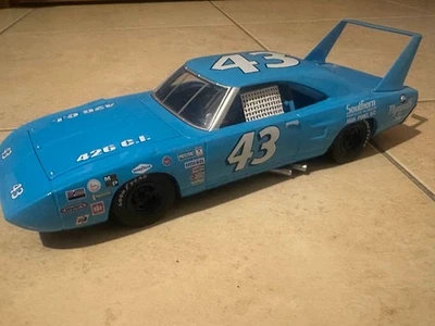 Plymouth Superbird NASCAR 1970 #43 Richard Petty aka The King 1:24 Auto World - Immagine 1 di 4