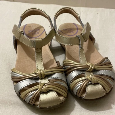 Sandalias Stride Rite Niñas Talla 10.5 Niños Dorado Plata Tirantes Lazo Activas Foto 1 de 4