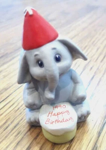 Elefante feliz cumpleaños Hallmark Merry Miniatures 1990 con pastel y sombrero - Imagen 1 de 1