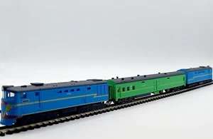 Z Gauge Scale Diesel Locomotive Model Railway Train - Picture 1 of 9