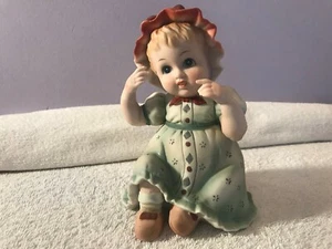 Vintage Piano Baby kleines Mädchen in Haube grün Kleid OH3121 - Bild 1 von 8