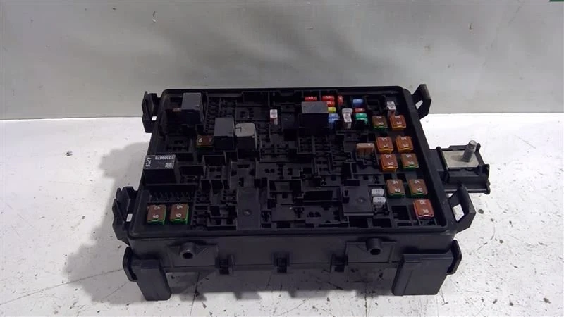 2015-2019 CHEVROLET TAHOE FUSE RELAY JUNCTION BLOCK OEM 84114437 - Image 1 of 4