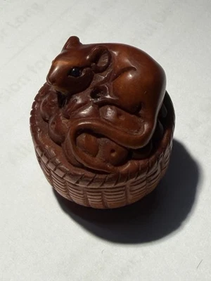 Antiguo Netsuke japonés de boj - Rata en cesta de fruta - Firmado C1900? Foto 1 de 4