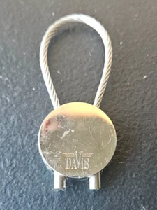 LLAVERO CERRADURA CABLE DAVIS. TIRE HACIA ABAJO PARA APRETAR. - Imagen 1 de 5