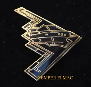 B-2 SPIRIT STEALTH BOMBER LAPEL HAT PIN UP US AIR FORCE PILOT CREW WING 3/4 VIEW - Foto 1 di 12