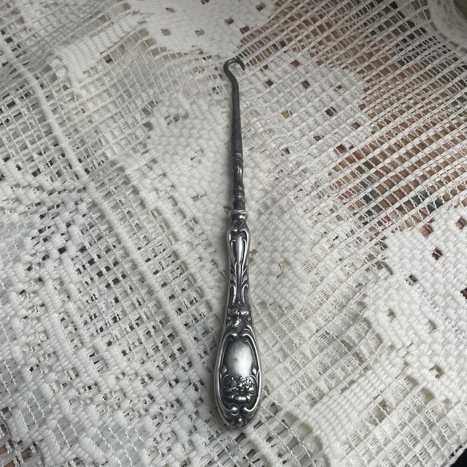 SAPATO/GANCHO DE BOTÃO VITORIANO ORNAMENTADO AMERICANO PERÍODO ART NOUVEAU PRATA ESTERLINA - Imagem 1 de 4