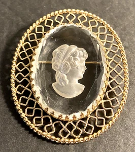Vintage WHITING & DAVIS Intaglio Crystal Cameo Brooch / Pin / 2.25"x 2" Oval - Picture 1 of 3